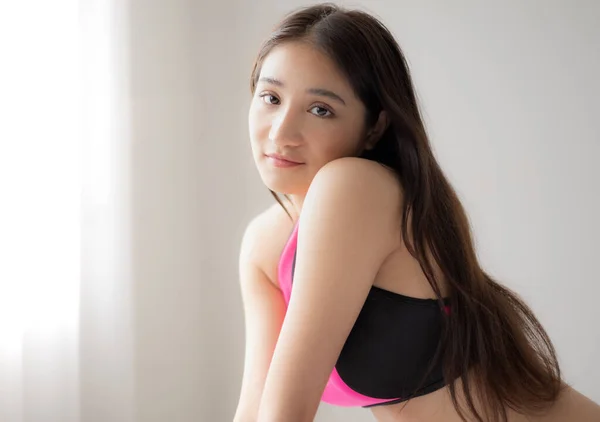 Asiatin Mit Bikini Posiert Häuslicher Umgebung — Stockfoto