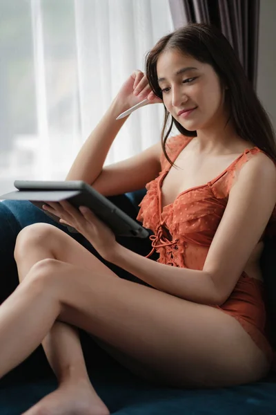 Asian Woman Bikini Using Tablet Home Environment — Φωτογραφία Αρχείου