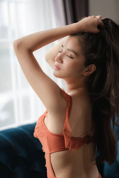 Asiatin Mit Bikini Posiert Häuslicher Umgebung — Stockfoto