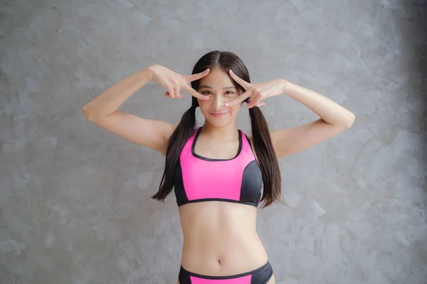 Aziatische Vrouw Met Bikini Poseren Een Home Omgeving — Stockfoto