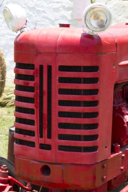 Kırmızı Traktör