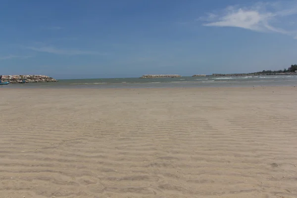 Mar azul y playa de arena — Foto de Stock