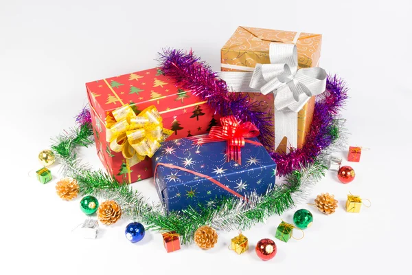 Caja de regalo con bolas —  Fotos de Stock