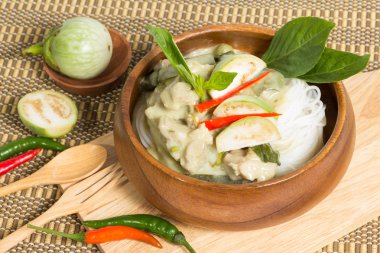 Tavuklu yeşil köri.