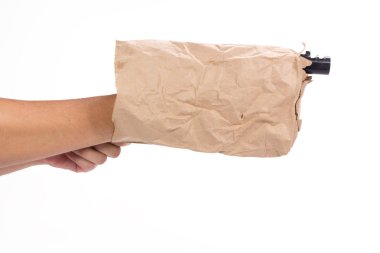 kağıt torba içinde silah