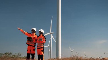 İki mühendis rüzgar türbini inşaat sahasında birbirlerine danışmışlar..