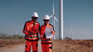 İki mühendis rüzgar türbini inşaat sahasında birbirlerine danışmışlar..
