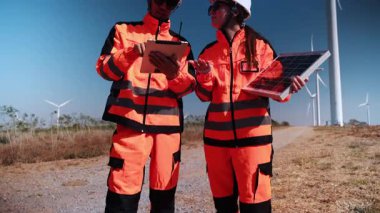 İki mühendis rüzgar türbini inşaat sahasında birbirlerine danışmışlar..