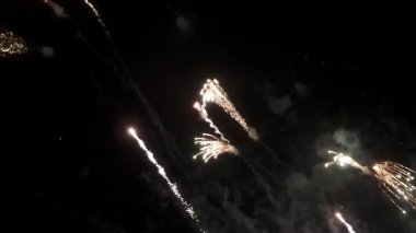 Havai fişekler gökyüzündeki şovu kutluyor
