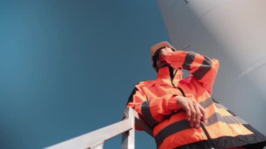 Rüzgar türbininin güç üretim alanında çalışan bir erkek mühendis..