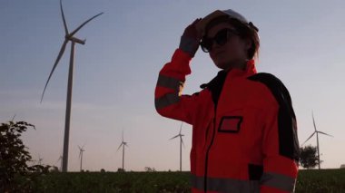 Mühendis şapkasını çıkardı ve işten sonra rüzgar türbini sahasında dinlendi..