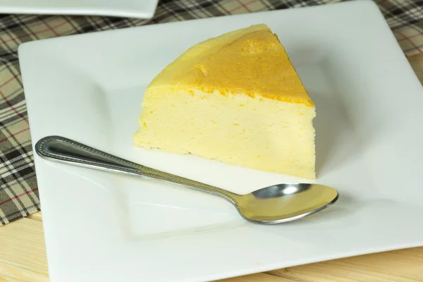 Tarta de queso de algodón en el plato —  Fotos de Stock