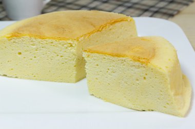 Pamuk cheesecake plaka üzerinde