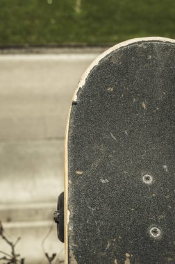 Sonbaharda parkta kaykay