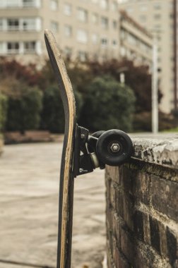 Sonbaharda parkta kaykay