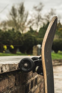 Sonbaharda parkta kaykay