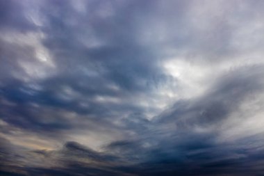 Akşamları atmosferde mavi bulutlar olan soyut bir arkaplan. Ufukta bir fırtına var..