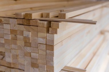 Katı ahşaptan kurumuş ahşap yığını. İnşaat endüstrisi. İnşaat ve bitirme işleri için. İnşaat malzemeleri satışı.