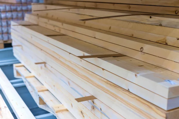 乾燥した固体木材ブロックを計画した 建設業 工事や仕上げのために 建材の販売 — ストック写真