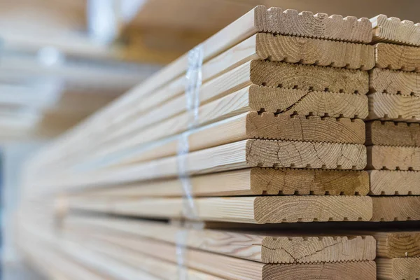 スタック内の固体木材で作られたデッキボード 建設業 工事や仕上げのために 建材の販売 — ストック写真