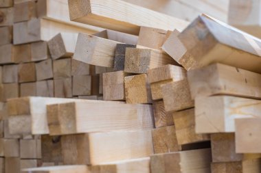 Katı bir odun yığınının içindeki kuru planlı kerestenin dokusu. İnşaat endüstrisi. İnşaat ve bitirme işleri için. İnşaat malzemeleri satışı.