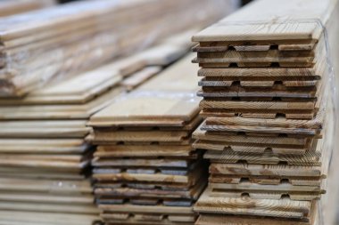 Güverte tahtası ahşaptan yapılmış. İnşaat endüstrisi. İnşaat ve bitirme işleri için. İnşaat malzemeleri satışı.