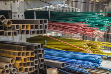 Fiberglas takviye ve metal profil rafı. Spiral kaburgalı fiberglas çubuklar. İnşaat endüstrisi.