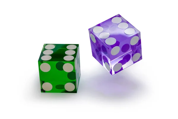 两只玻璃杯骰子 绿色和紫色 与白色隔离 有一个浅浅的阴影 完全剪报 结果是6分 下降6分 宏观摄影 设计师用的空白 — 图库照片