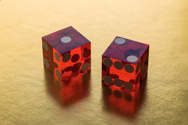 Два Професійні Кубики Червоного Скла Кубики Золотому Тлі Підсвічування Результатом — стокове фото