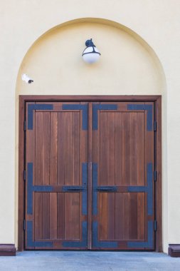 Depoya giriş kapılarında bir lamba ve güvenlik kamerası var. Giriş güvenlik tedbirleri.