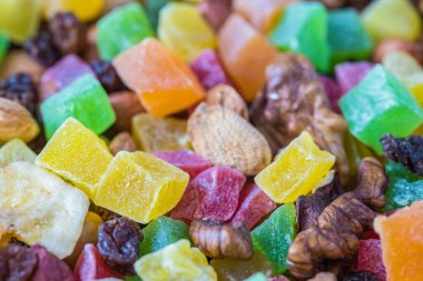 Besleyici bir karışım. Meyve, fındık, kuru üzüm ve kurutulmuş meyve. Makro fotoğrafçılık.