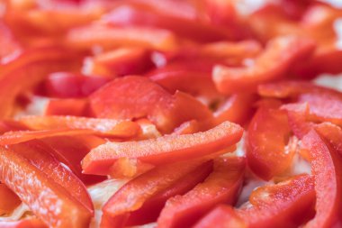 Kırmızı dolma biber salatası. Salatada kırmızı biber parçaları, makro fotoğrafçılık. Yemek arkaplanı.