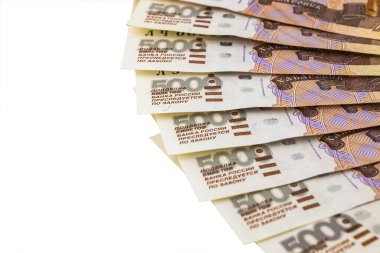 5000 rublelik birkaç banknot, gölgesiz beyaz bir arka planda izole edilmiş. Tasarımcı için bir boşluk.