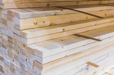 Tahta bir çubuğun dokusu. Kuru düzlemli sert tahta blok. İnşaat endüstrisi. İnşaat ve bitirme işleri için. İnşaat malzemeleri satışı.