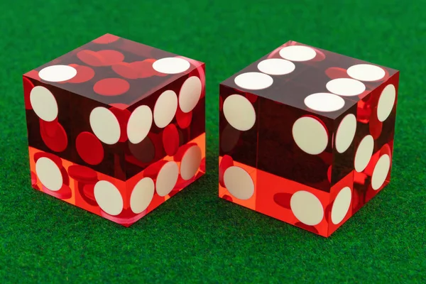 Два Червоні Кубики Зеленій Ворсовій Тканині Результатом Два Шість Макрозйомка — стокове фото