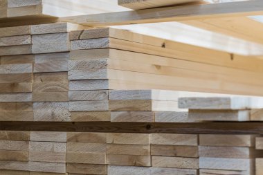 Çam iğnelerinden yapılmış kuru uçaklar. İnşaat endüstrisi. İnşaat ve bitirme işleri için. İnşaat malzemeleri satışı.