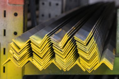 Black Metal ürünleri. Köşe çok çeşitli inşaat işleri için tasarlandı. İnşaat endüstrisi..