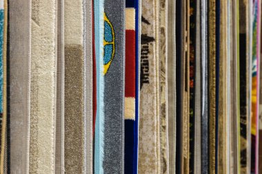 Mağaza çeşitli renkli halı örnekleri satıyor..