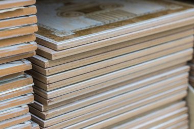 Duvarda deseni olan seramik fayanslar yığını. Otelde ya da evde banyo bitirme kavramı..