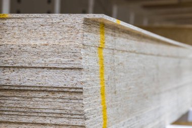 Süpermarkette bir yığın OSB kağıdı. Yapı malzemelerinin dokusu.
