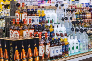 Süpermarkette çeşitli markalardan güçlü alkol satılır. Yan görüş. Omsk, Rusya - 17 Temmuz 2021.