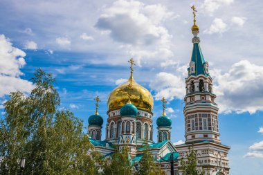 Kilisenin kubbeleri gökyüzüne karşı. Dini mimari. Omsk 'un merkezindeki Varsayım Katedralinin bir parçası.