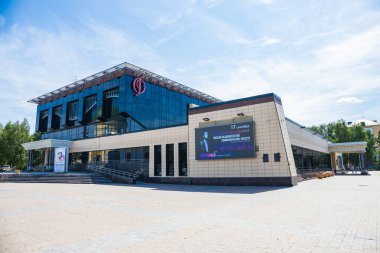 Filarmoni Konser Salonu 'nun binası. 2011 'de yeniden inşa edildi. Omsk, Rusya - 30 Temmuz 2021.