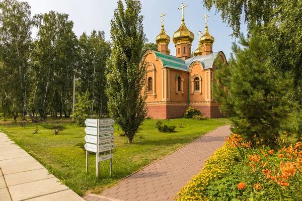 Achairsky修道院指向建筑物和圣德米特里耶夫斯基教堂 2021年8月5日 俄罗斯奥姆斯克 — 图库照片