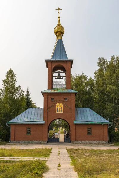 Achairsky修道院修道院的圣门和门铃塔 2021年8月5日 俄罗斯奥姆斯克 — 图库照片