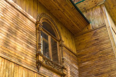 Eski tarz ahşap bir binanın camına sahip ön cephenin bir parçası.