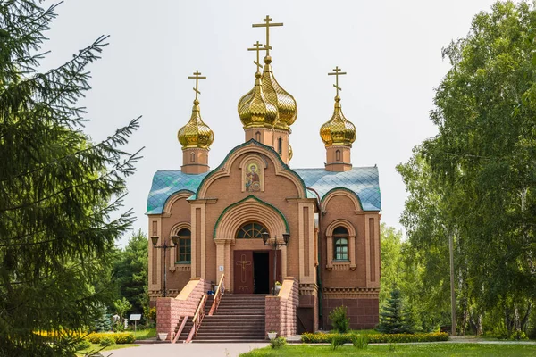 Achairsky修道院圣德米特里耶夫斯卡亚钟塔教堂是修道院的第一座建筑 朝拜者可从餐厅观看 2021年8月5日 俄罗斯奥姆斯克 — 图库照片