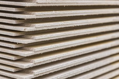 Yakın planda bir alçıpan yığını. Alçıpan kağıtlarının dokusu.