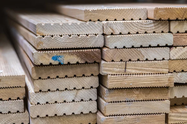 スタック内の固体木材で作られたデッキカラチ 建設業 工事や仕上げのために 建材の販売 — ストック写真