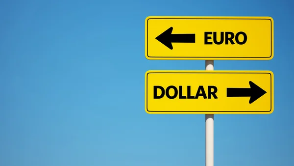 Dollar en euro ondertekenen met knippen pat — Stockfoto